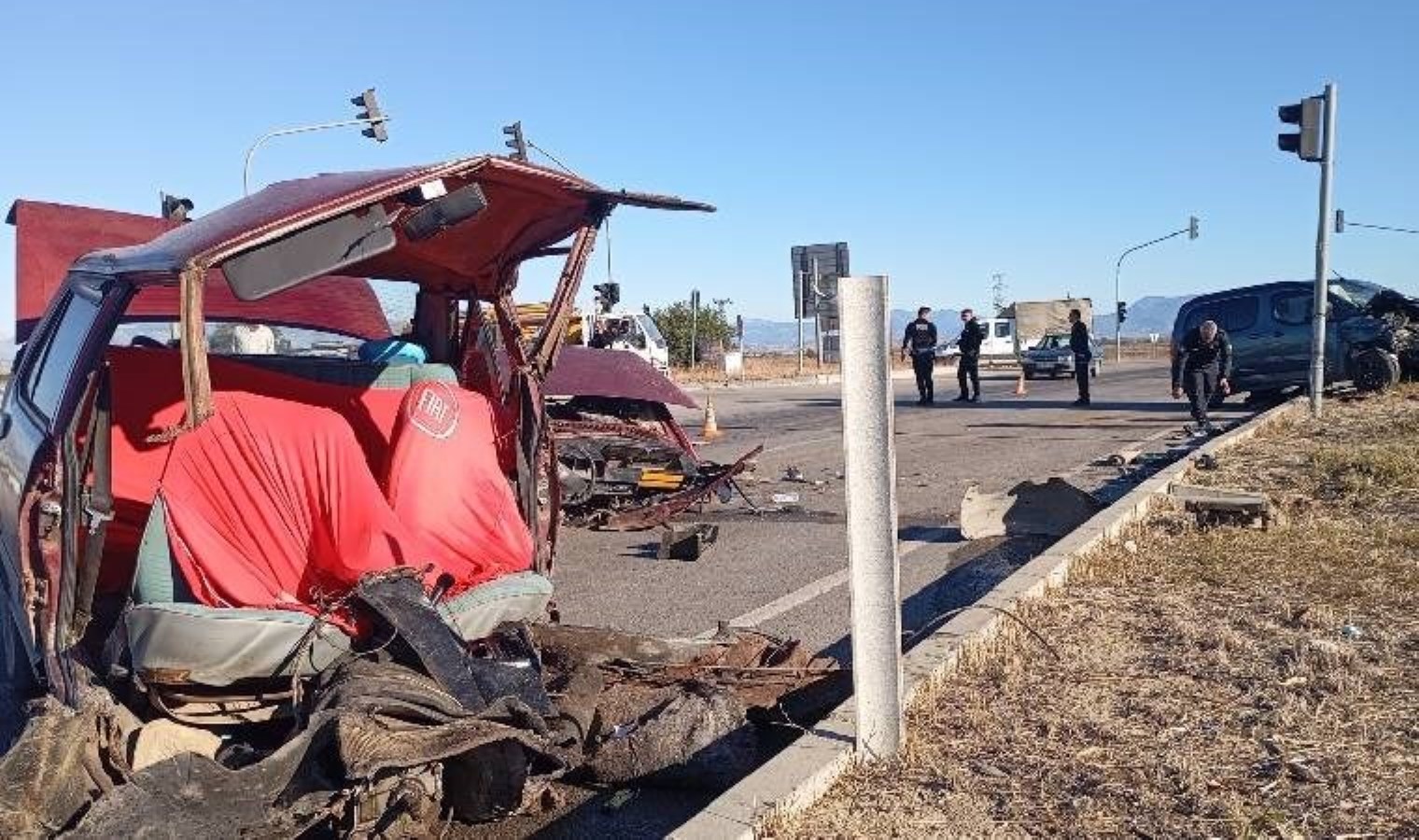 Adana’da feci kaza… Otomobil ikiye bölündü: Yaralılar var!