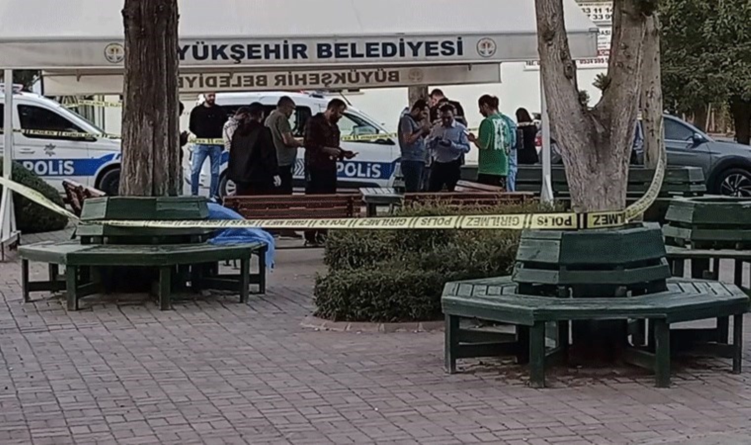 Adana’da mezarlıkta katliam: 3 kadın silahlı saldırıda öldürüldü!