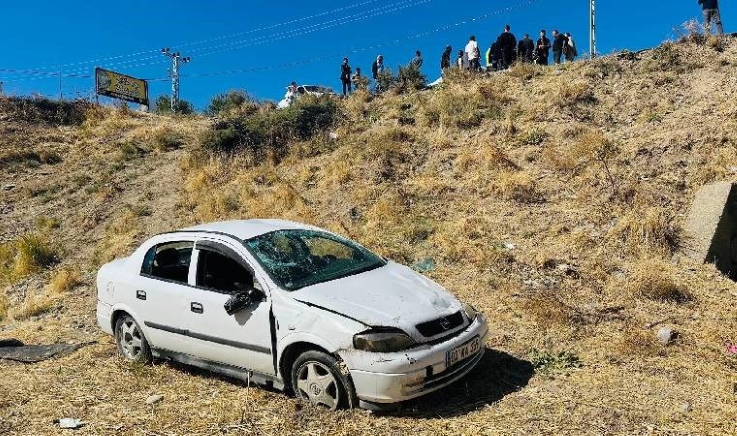 Adıyaman’da feci kaza… Otomobil şarampole yuvarlandı: Yaralılar var!