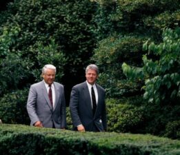 Alman tarihçi ortaya çıkardı: Yeltsin’in, Clinton’dan talebi ne oldu?