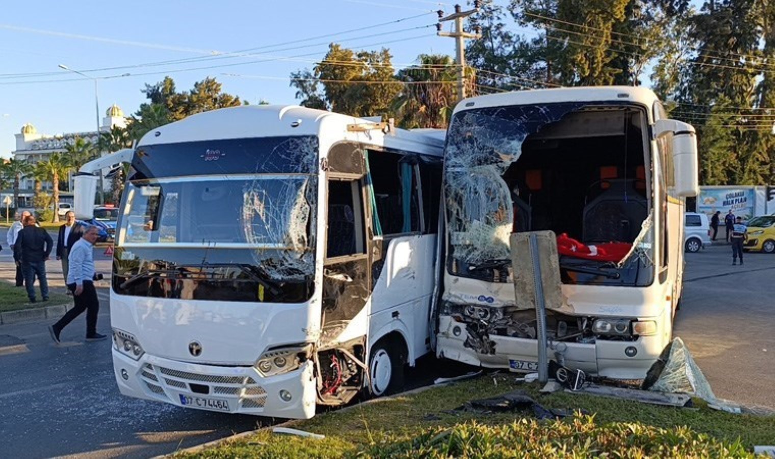 Antalya’da otel çalışanlarını taşıyan servis araçları çarpıştı: 13 yaralı