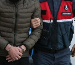 Araçtan 559 adet sentetik hap çıktı! Jandarmadan uyuşturucu tacirine suçüstü: 1 gözaltı