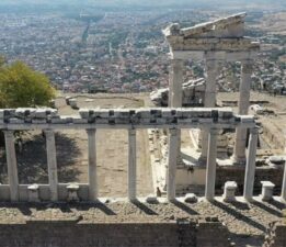 Bergama’daki yüzey araştırmalarında yaklaşık 4 bin 500 yıllık tanrıça figürü bulundu