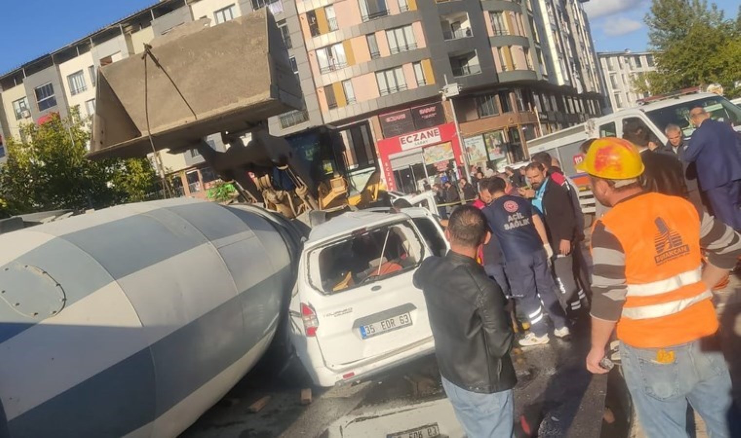 Bingöl’de beton mikseri aracın üzerine devrildi: 1 yaralı