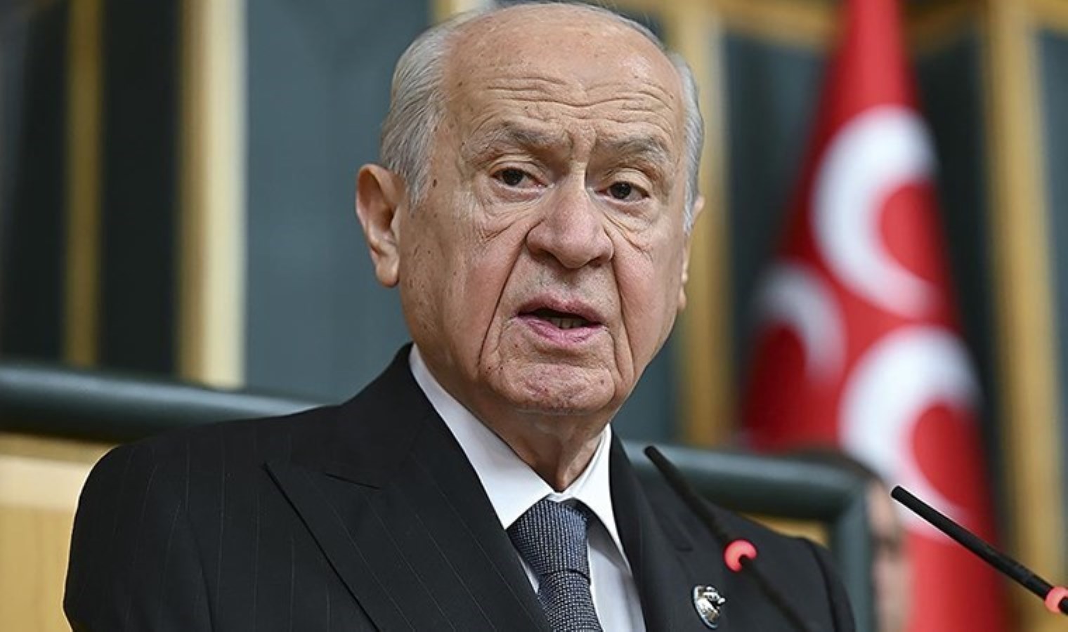 Devlet Bahçeli ne açıklayacak? Kürsüde dikkat çeken sözler: ‘Belki de ilk adımı atmış olacağım…’