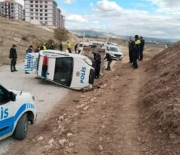 ‘Dur’ ihtarından kaçan ehliyetsiz sürücüyü takip eden polis otosu takla attı: 2 polis yaralandı