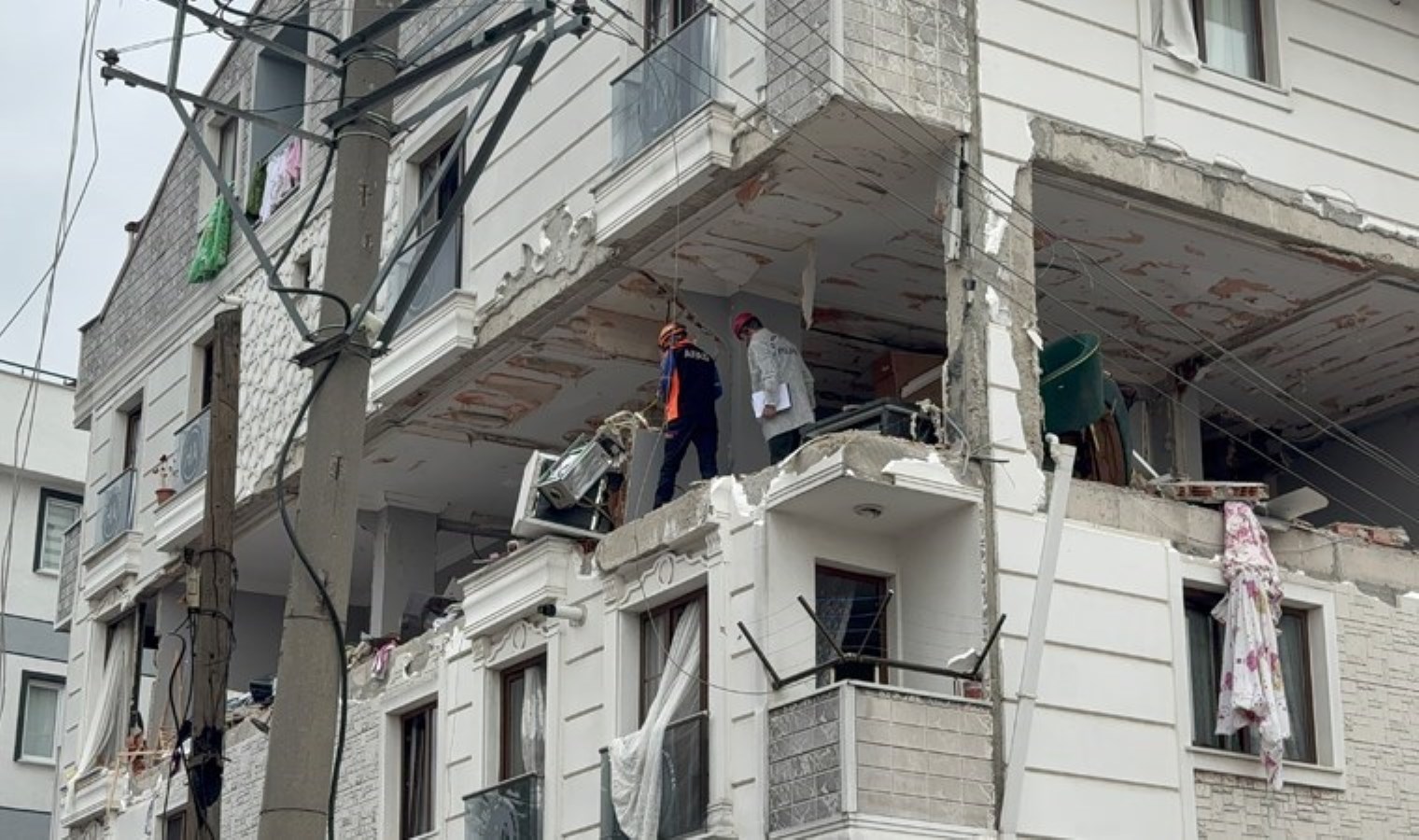 Gebze’de patlama sonrası büyük tahribat: ‘Duvar parçalandı ve karşı binayı etkiledi’