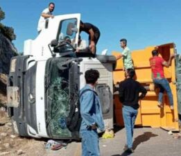 Hafriyat kamyonu devrildi: Yol 2 saat trafiğe kapandı