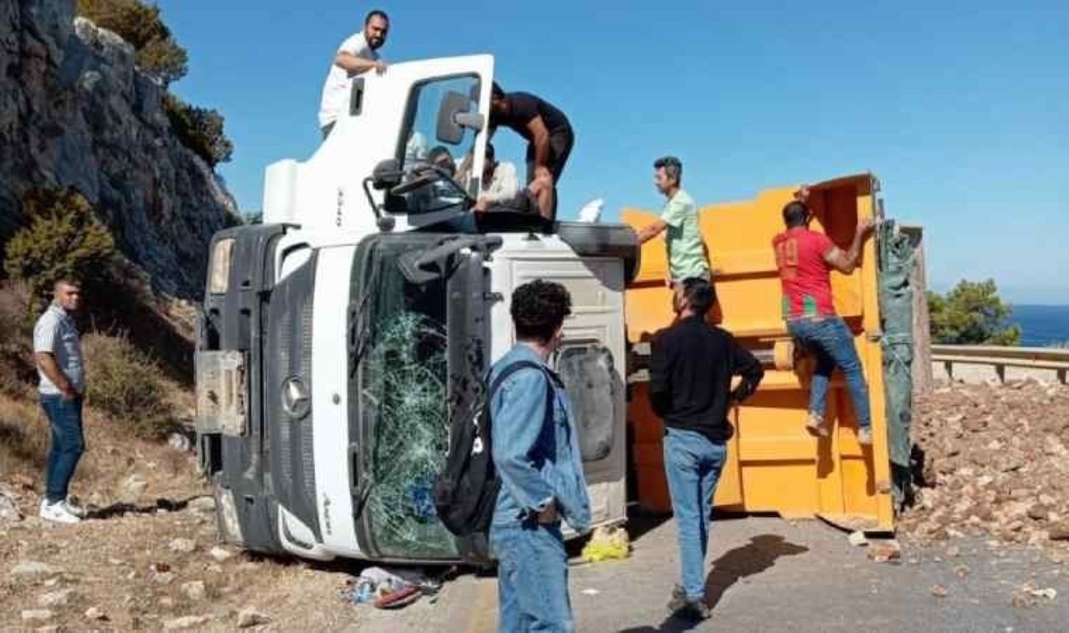 Hafriyat kamyonu devrildi: Yol 2 saat trafiğe kapandı