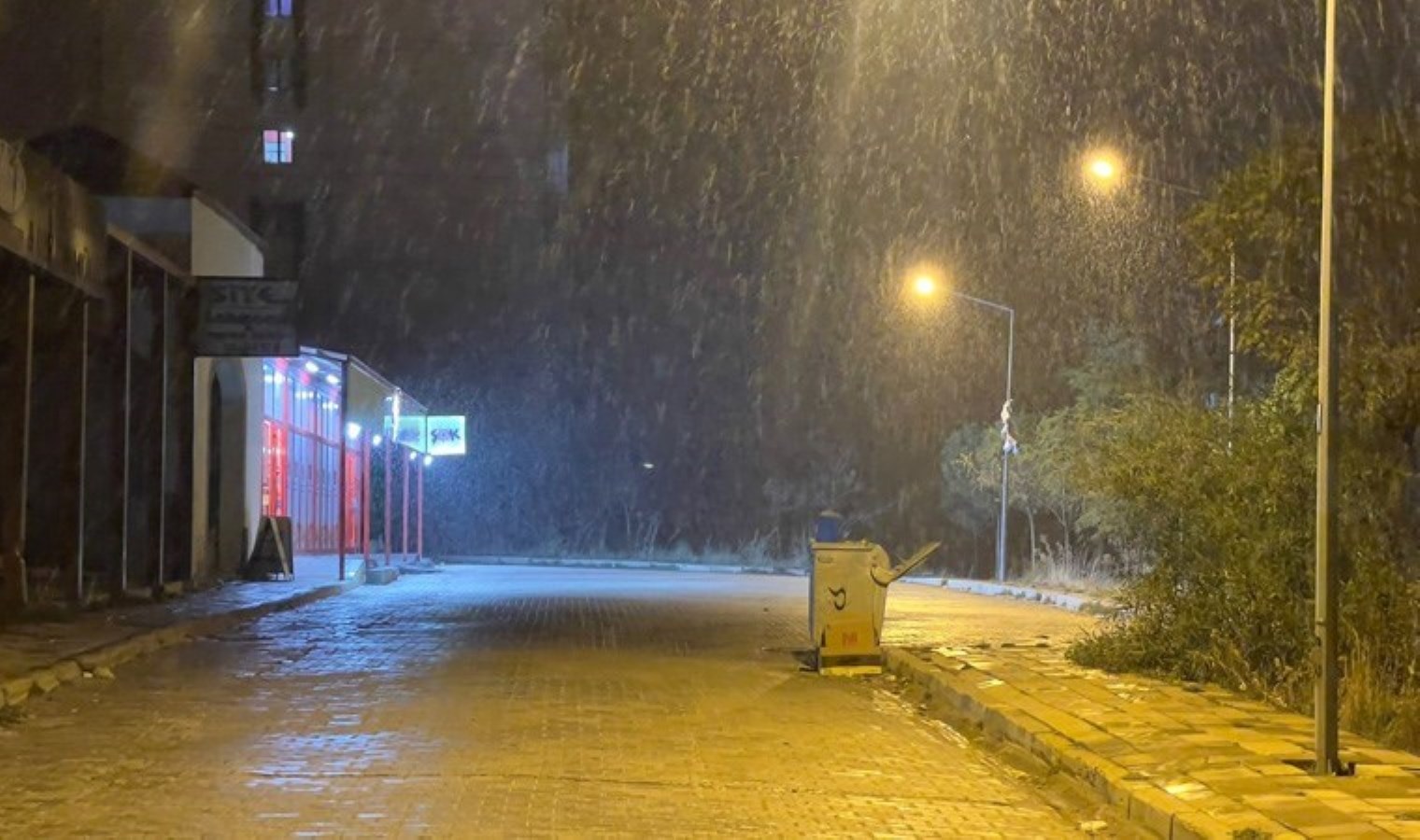 Hakkari Yüksekova’ya mevsimin ilk karı yağdı