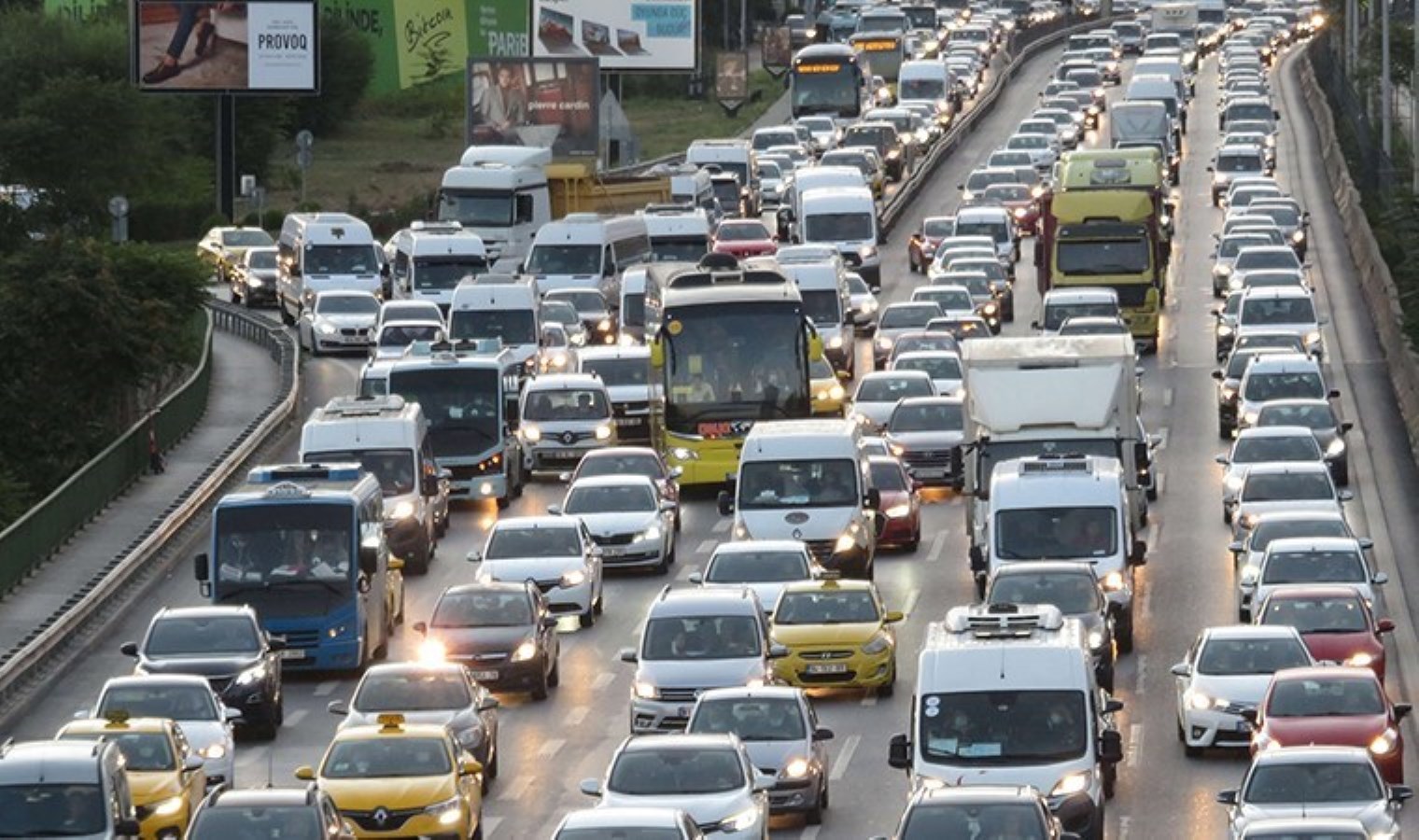 İstanbul trafiğinde ‘pazartesi’ etkisi: Yoğunluk yüzde 70 olarak ölçüldü!