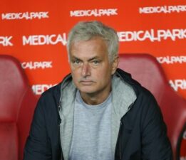 Jose Mourinho’dan sert tepki: ‘Sürekli ağlıyorsunuz’