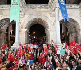 Kaleiçi Oldtown Festivali geleneksel korteji renkli görüntülere sahne oldu