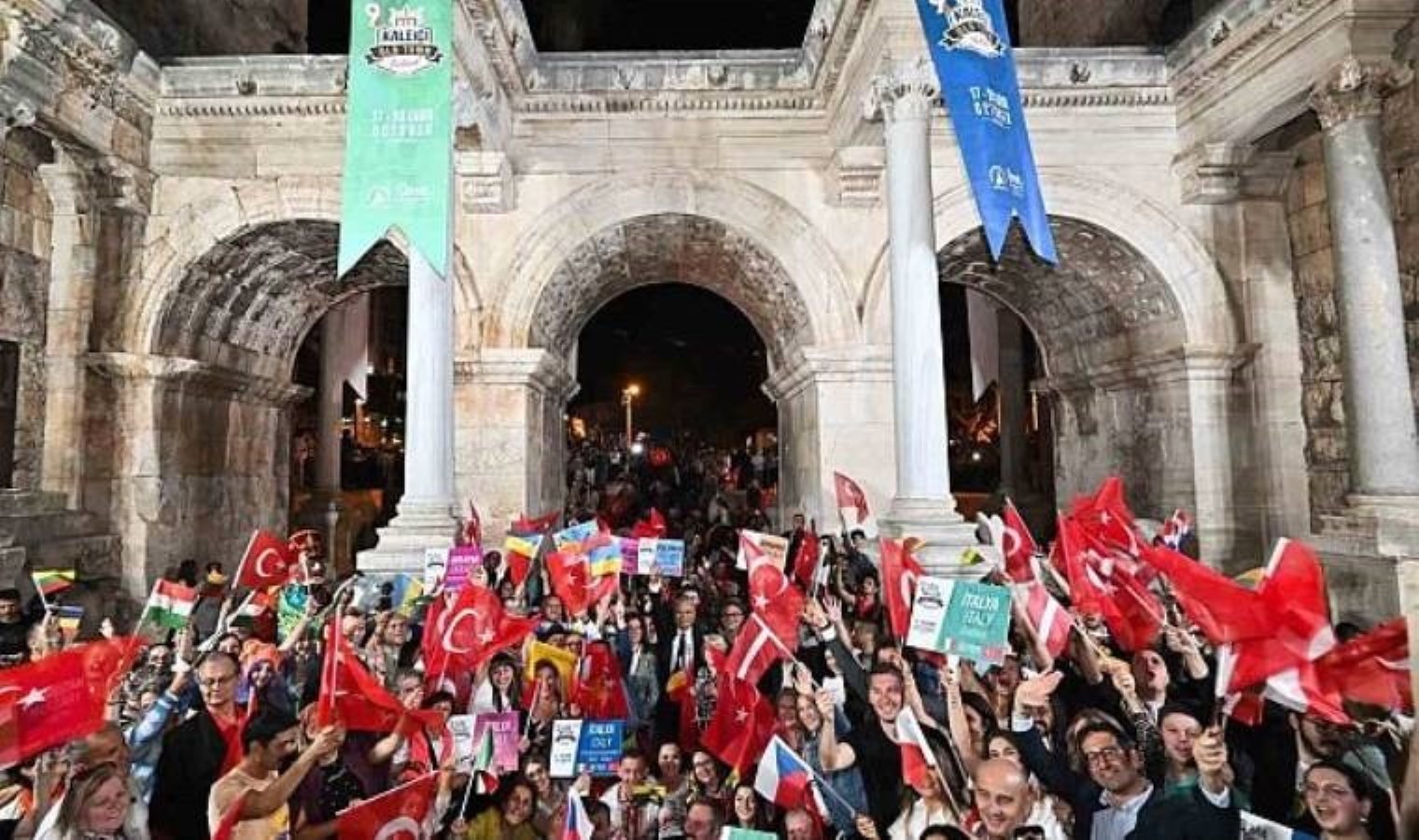 Kaleiçi Oldtown Festivali geleneksel korteji renkli görüntülere sahne oldu