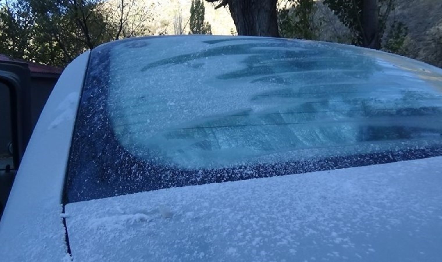 Kars buz kesti… Araçların camları dondu