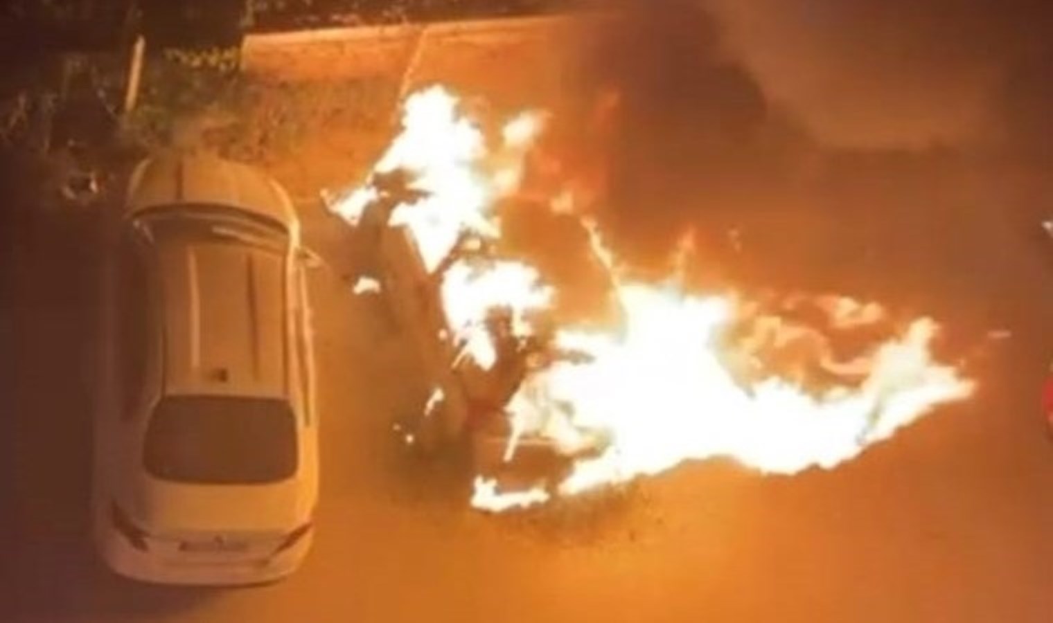 Konya’da polis memurunun aracı kundaklandı