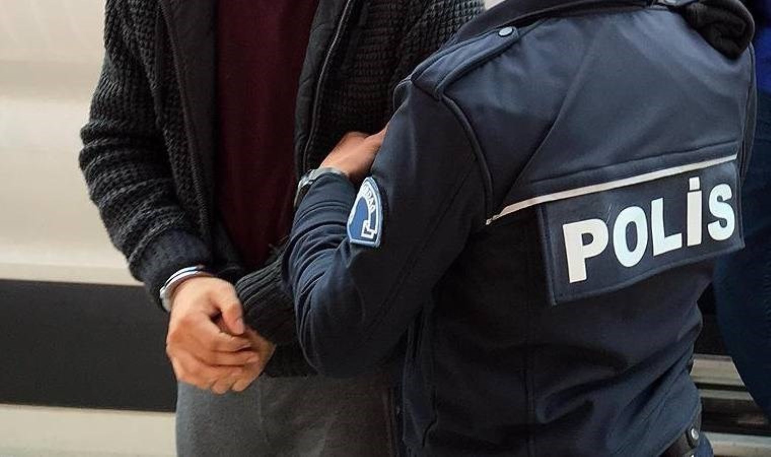 Konya’da valizinde 11 kilogram esrar bulunan zanlı tutuklandı