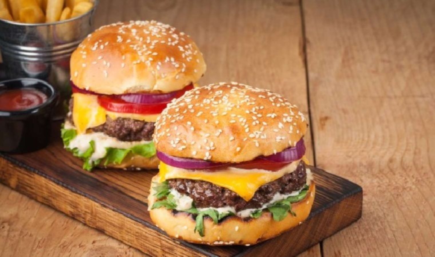 O hamburger zincirinde zehirlenmelerden sonra dev düşüş!