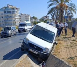 Önündeki araca çarpmamak için yağmur suyu tahliye kanalına düştü