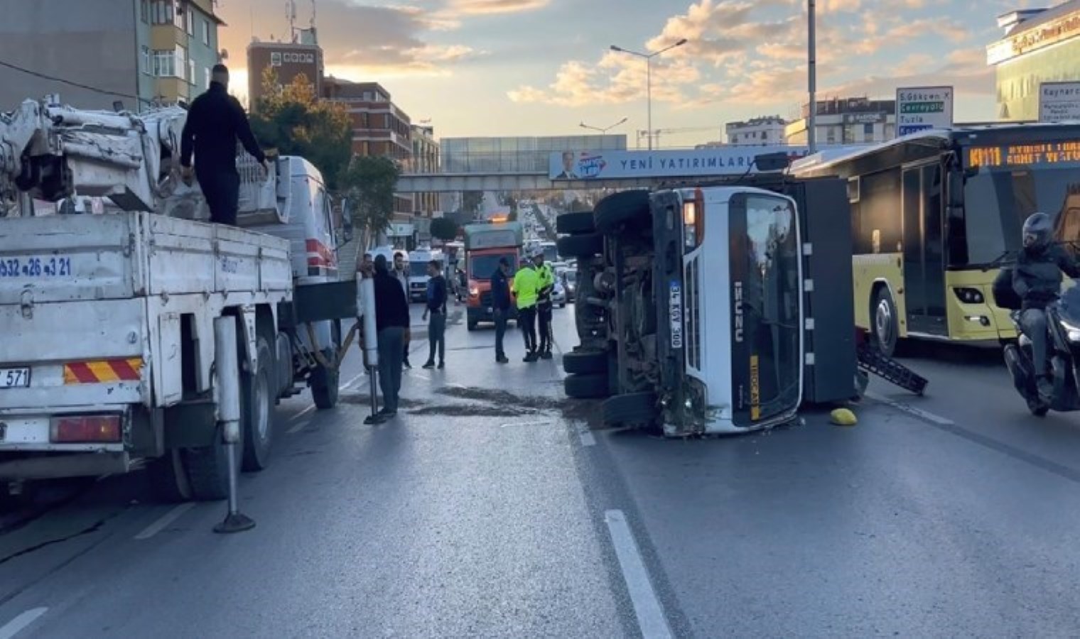 Pendik’te kamyonet devrildi, trafik durma noktasına geldi: Sürücünün ehliyeti yokmuş!