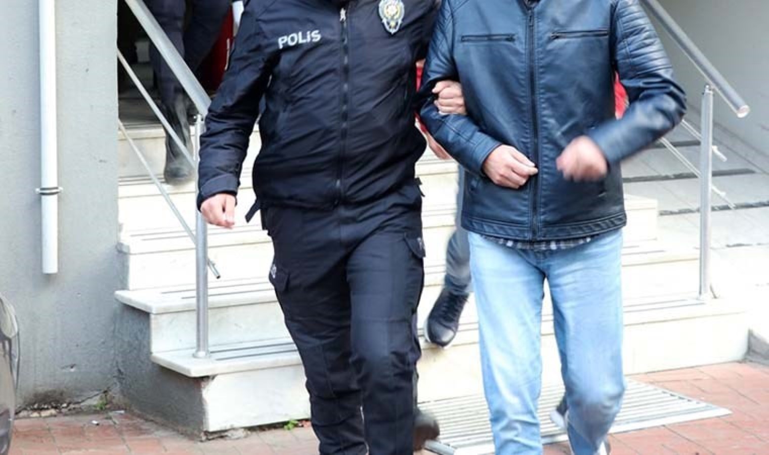 Polisin arama yaptığı evden 4 tane tabanca çıktı: 1 gözaltı