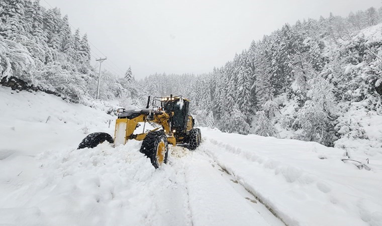 Rize’de 21 köy yolu kardan kapandı