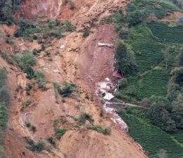 Rize’de heyelan: 2 boş ev toprak altında kaldı