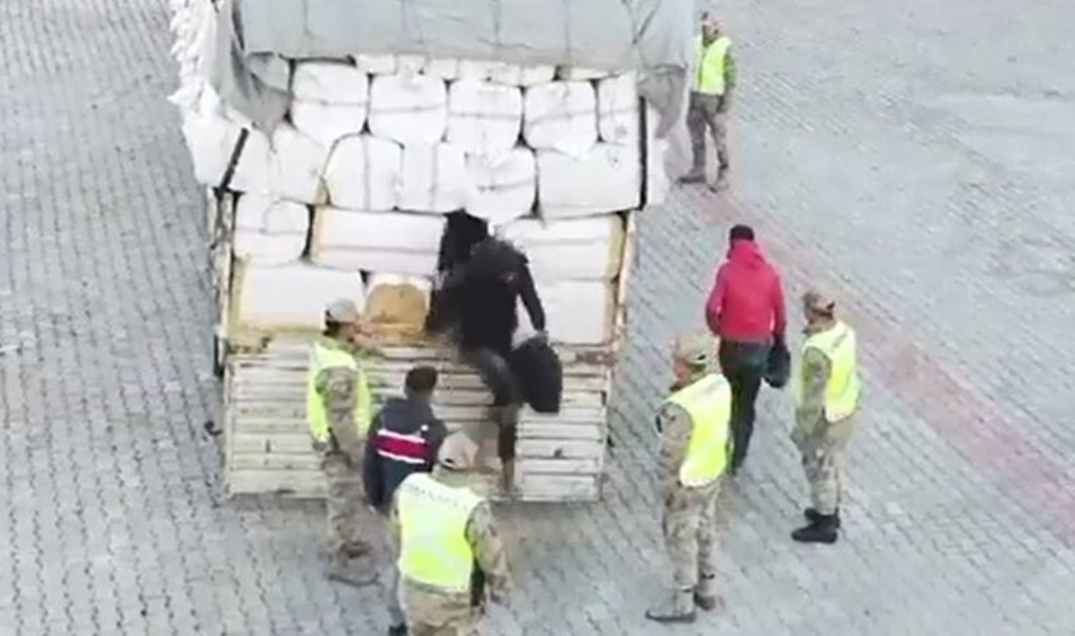 Saman balyası yüklü TIR’da 36 düzensiz göçmen yakalandı