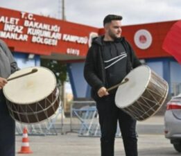 Şehit yakınları, FETÖ elebaşı Gülen’in ölüm haberini davul ve zurna eşliğinde kutladı