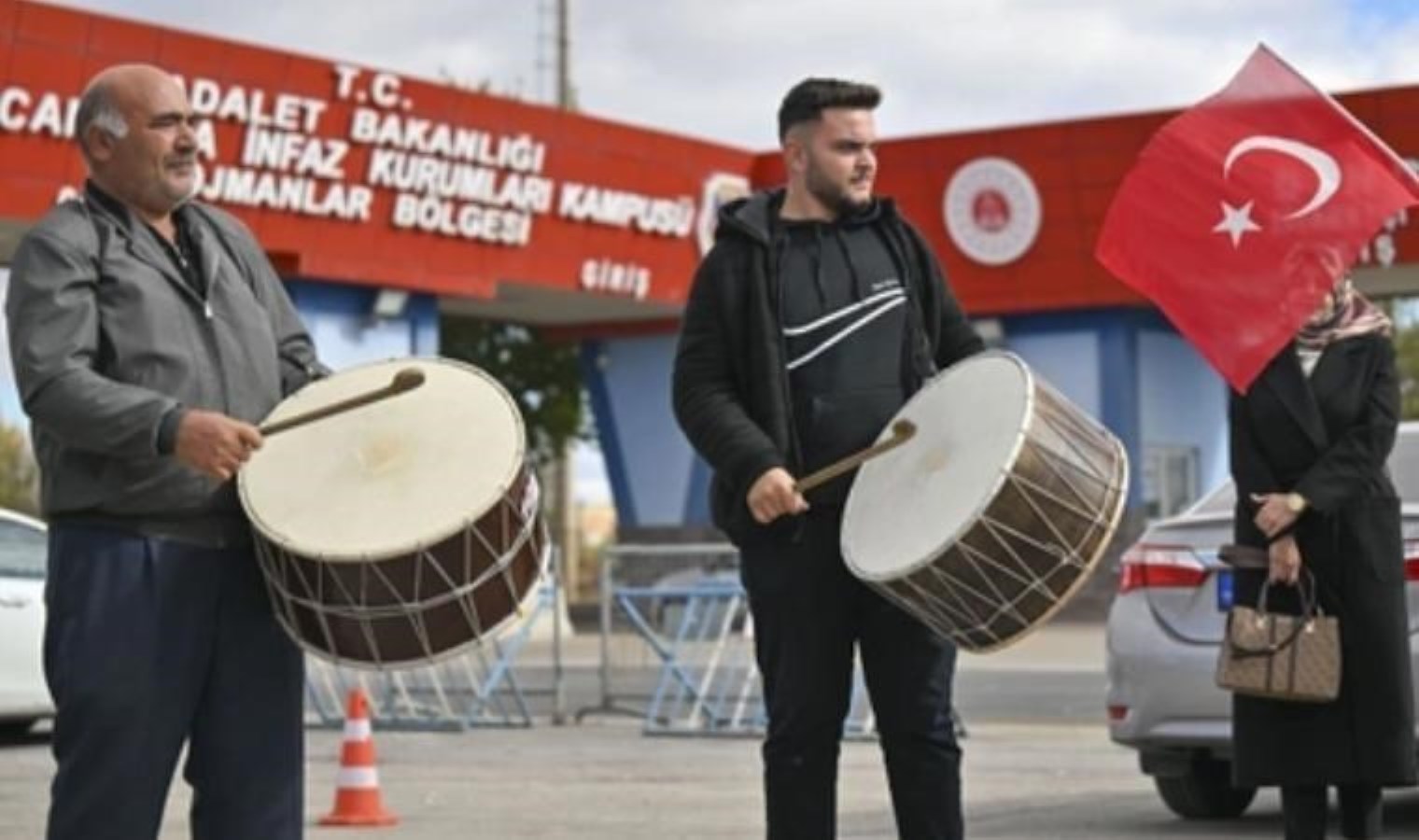 Şehit yakınları, FETÖ elebaşı Gülen’in ölüm haberini davul ve zurna eşliğinde kutladı