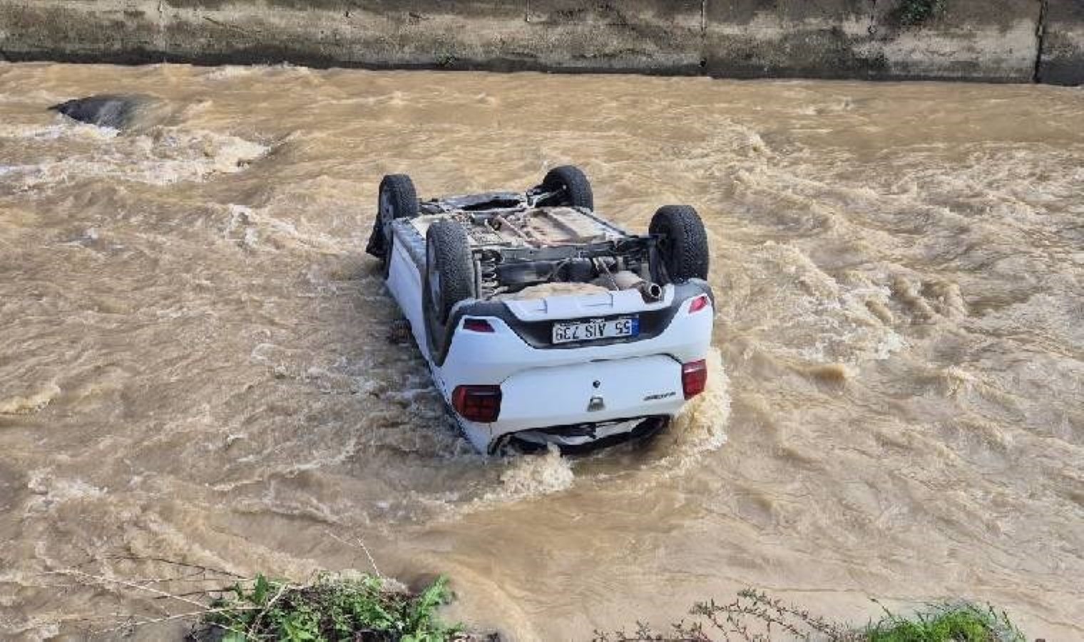 Trabzon’da feci kaza… Otomobil dereye uçtu!