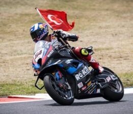 Üst üste 13 yarış kazanarak rekor kırdı: Toprak Razgatlıoğlu, Superbike’ta ikinci kez şampiyon!