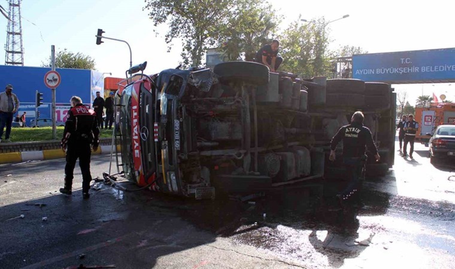 Yangına giden itfaiye aracı otomobil ile çarpıştı: 7 yaralı