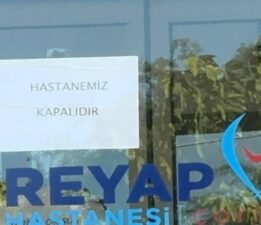 Yenidoğan çetesi soruşturmasında ruhsatı iptal edilen hastaneye ‘kapalıdır’ yazısı asıldı