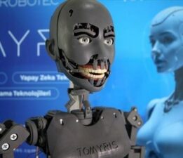 Yerli insansı robot Tomyris 9 mimik yapabiliyor