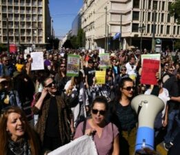 Yunanistan’da öğretmenler greve gitti