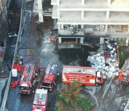 Zeytinburnu’ndaki iş merkezi yangını saatler sonra söndürüldü