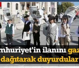 Adanalı minikler Cumhuriyet’in ilanını gazete dağıtarak duyurdu