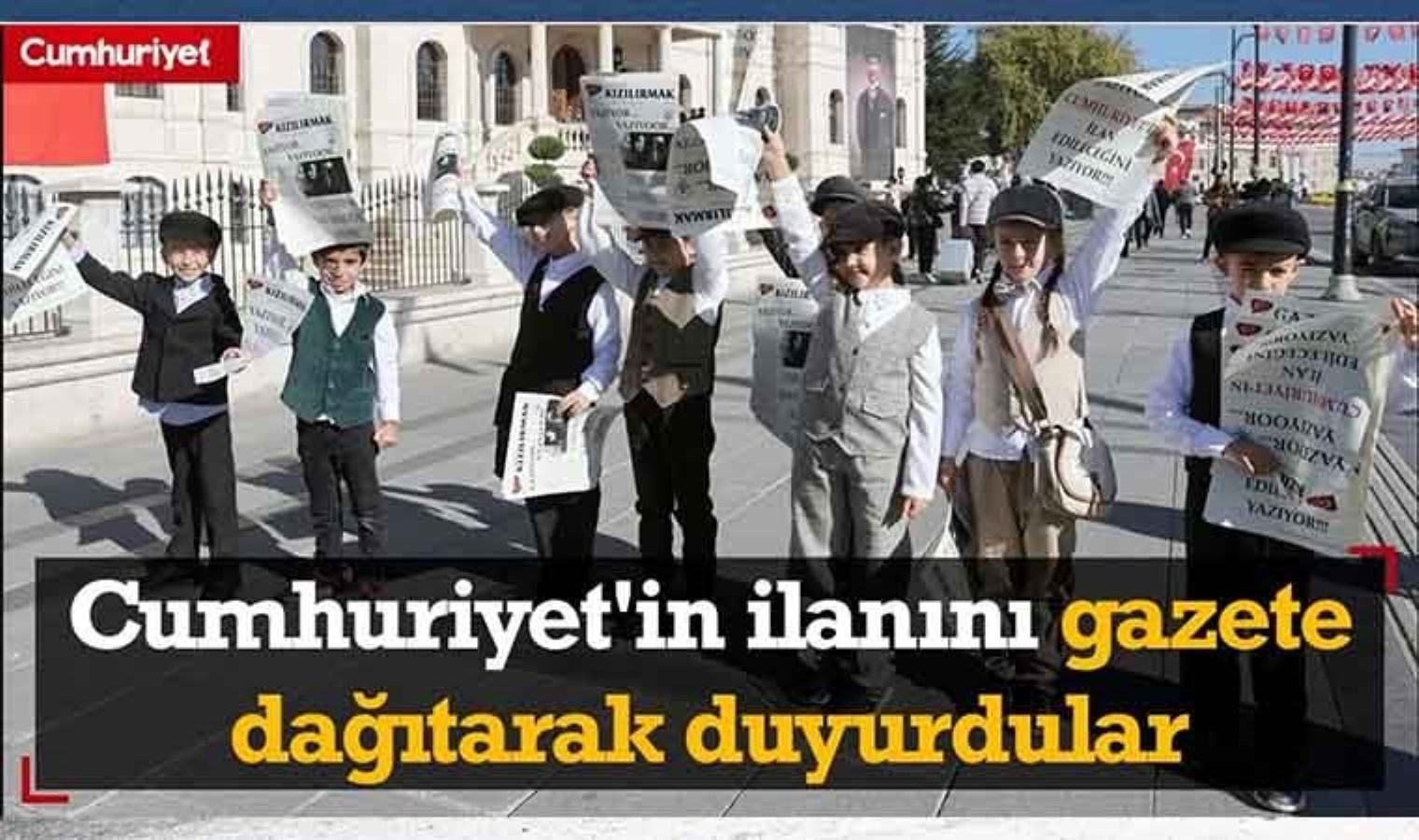 Adanalı minikler Cumhuriyet’in ilanını gazete dağıtarak duyurdu