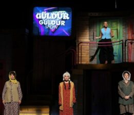 Ali Sunal gözyaşlarını tutamadı: ‘Güldür Güldür Show’dan Cumhuriyet Bayramı’na özel skeç