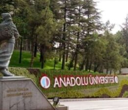 Anadolu Üniversitesi öğrencileri isyan etti: ‘Cebimize ve yediğimiz iki lokma yemeğe göz koyan bu rezil tutumu kabul etmiyoruz’