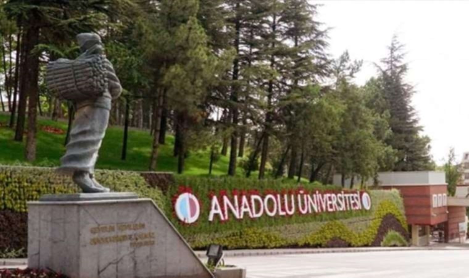 Anadolu Üniversitesi öğrencileri isyan etti: ‘Cebimize ve yediğimiz iki lokma yemeğe göz koyan bu rezil tutumu kabul etmiyoruz’