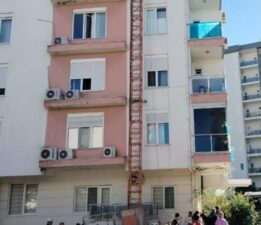 Antalya’da inşaat iskelesi çöktü: 2 işçi yaralandı