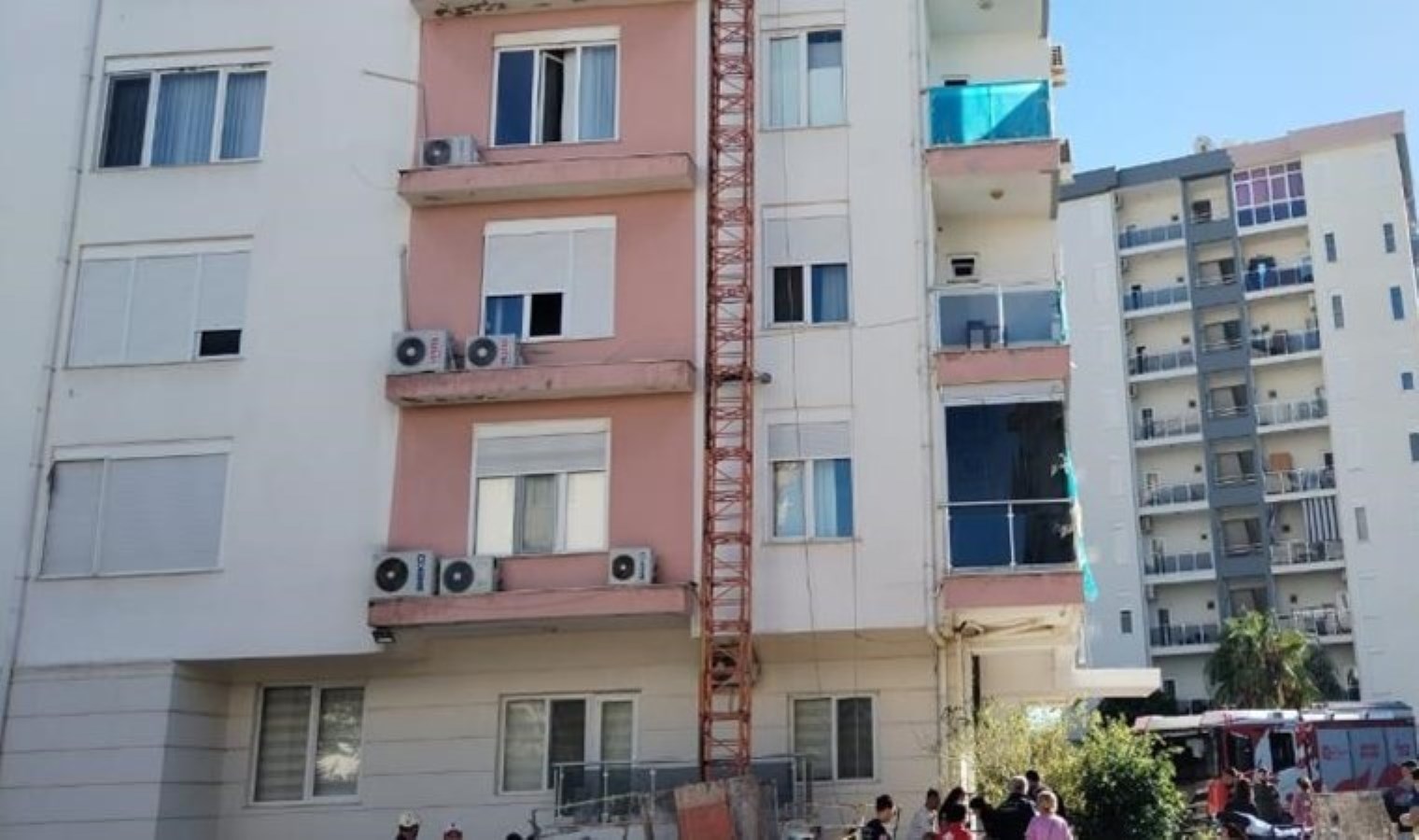 Antalya’da inşaat iskelesi çöktü: 2 işçi yaralandı