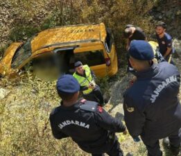 Araç şarampole yuvarlandı, sürücü ve eşi kurtarılamadı!