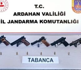 Ardahan’da otomobilde 5 adet ruhsatsız tabanca ele geçirildi