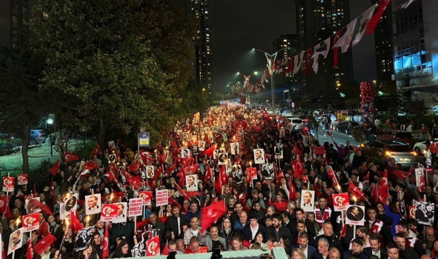 Ataşehir’de Cumhuriyet coşkusu: ‘Korkmuyoruz, yılmıyoruz, Cumhuriyetimize sahip çıkıyoruz’