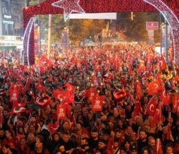 Bağdat Caddesi’nde Cumhuriyet coşkusu: ‘Cumhuriyet düşmanlarına, gerici politikalarına teslim olmayacağız’