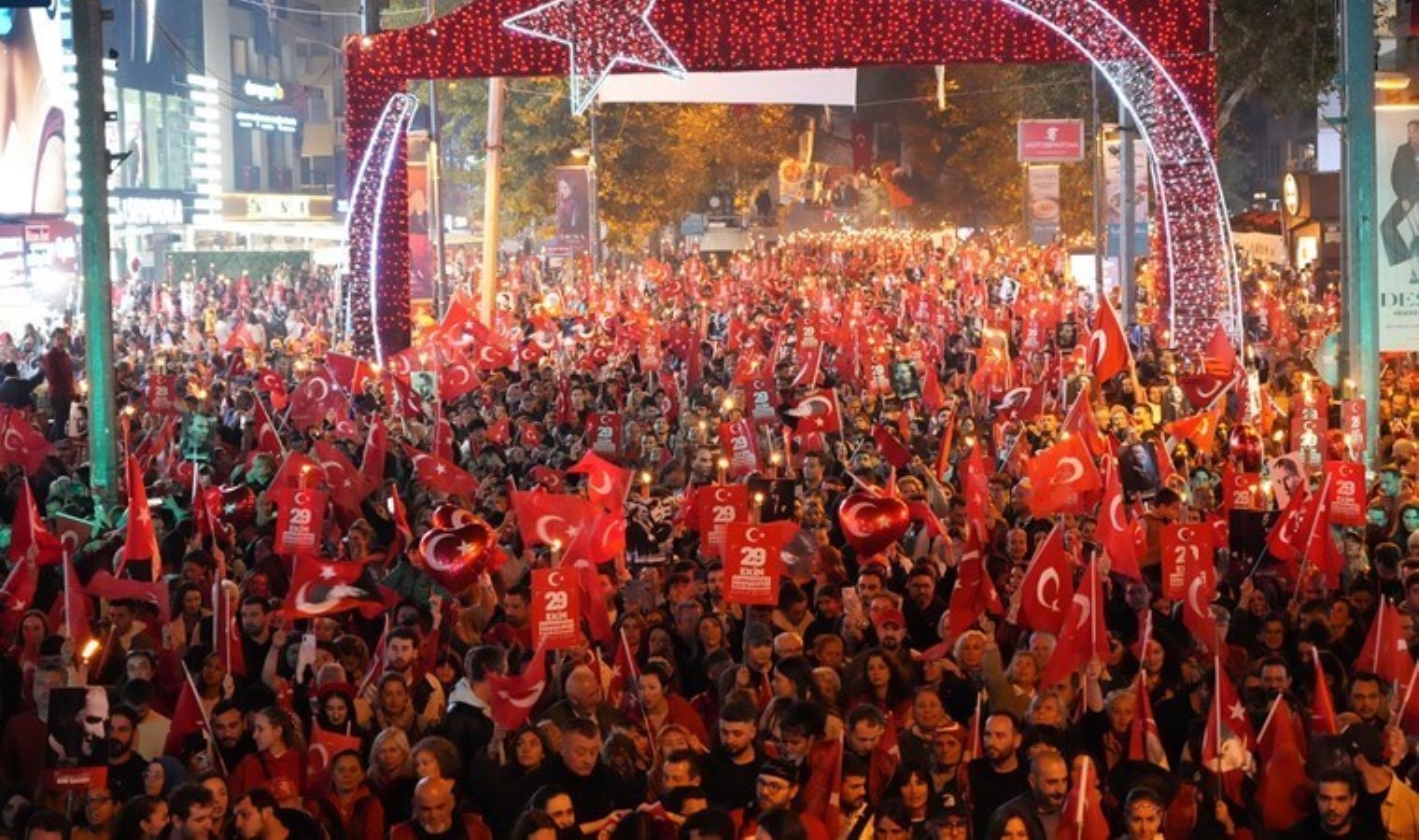 Bağdat Caddesi’nde Cumhuriyet coşkusu: ‘Cumhuriyet düşmanlarına, gerici politikalarına teslim olmayacağız’