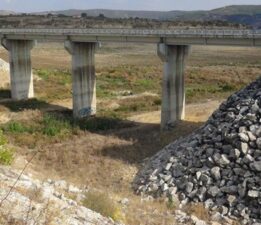 Barajda su seviyesi düştü, eski kara yolu ve köy kalıntıları ortaya çıktı